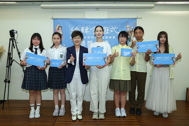 第9屆紀州庵高中校刊競賽於26日揭曉，信義房屋在地關懷獎由羅東高中（右起3位）、樂之學苑（右4）與內壢高中（左1、2）3校獲獎、評審黃小萍老師頒發獎項（左3）。
