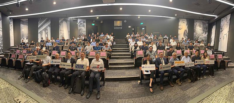資策會與台灣XR智能產業發展協會、台灣是德科技、佐臻公司以及中華民國資訊軟體服務商業同業公會，於7月24日共同主辦「次世代 Agentic AR 論壇」，資策會副執行長暨數位轉型研究院院長林玉凡（第1排右6）、佐臻公司董事長梁文隆（第1排左6）、台灣XR智能產業發展協會理事長鄭育鎔（第1排左2）、國際資訊顯示學會中華民國總會理事長黃乙白（第1排左5）、台灣是德科技楊適華資深經理（第1排右5）與貴賓合影。