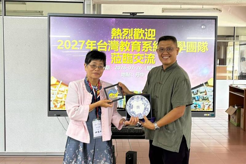 南大校長暨臺灣教育大學系統主席陳惠萍與吉蘭丹中華獨立中學副校長互贈紀念品，深化校際交流情誼。