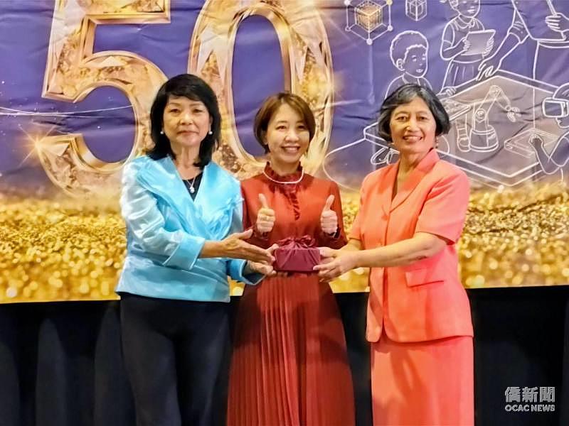 在僑務委員會副委員長李姸慧的見證下（中），南加州中文學校聯合會第50屆會長劉玉𤧞（左）將印信交接給第51屆新任會長顏綠新（右）。
