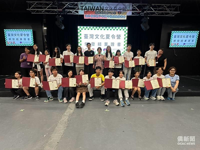李姸慧頒發全體學員結業證書並合影。