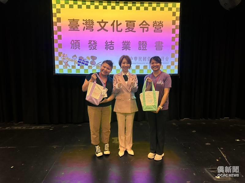僑務委員會副委員長李姸慧代表僑委會致贈2位文化教師劉欣怡（左）與劉紋岑（右）紀念品。