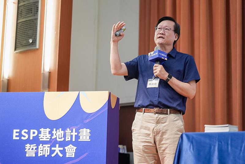 中區工作圈成員、中臺科大學務長林政勳分享醫療放射領域面對外籍人士增加的趨勢下,第一線人才所需的職場英語溝通能力,並期盼透過工作圈串聯各地技專校院醫護專業英語教學能量。
