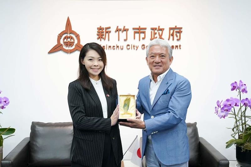市長高虹安致贈玻璃藝品予小出讓治市長。