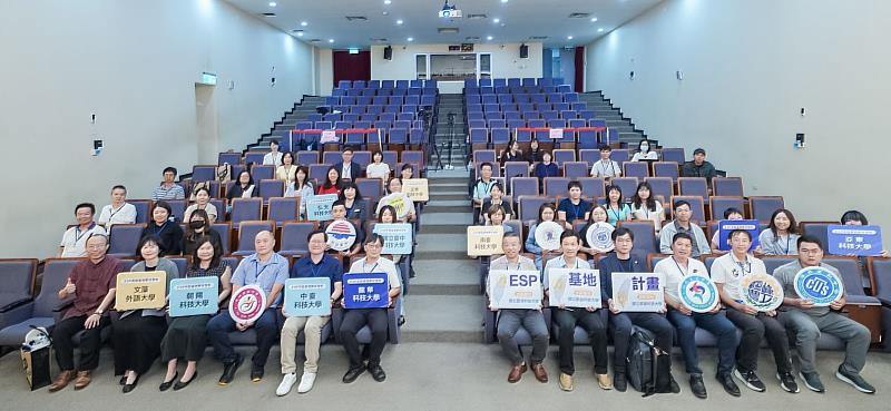 「ESP職場情境論壇暨基地成立大會」邀請工作圈夥伴學校及高中職師長及貴賓蒞臨,期望雙語教學能量從高教端向下扎根,持續擴散。
