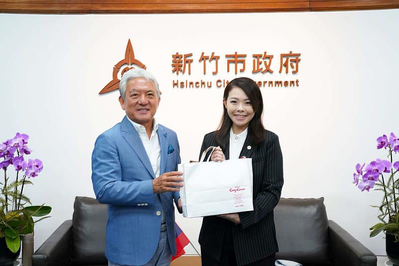 小出讓治市長回贈禮品予高虹安市長。