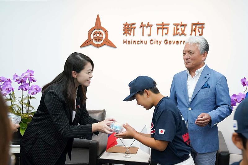 市長高虹安送上吉祥物「皮卡」玩偶予日本少棒隊選手。
