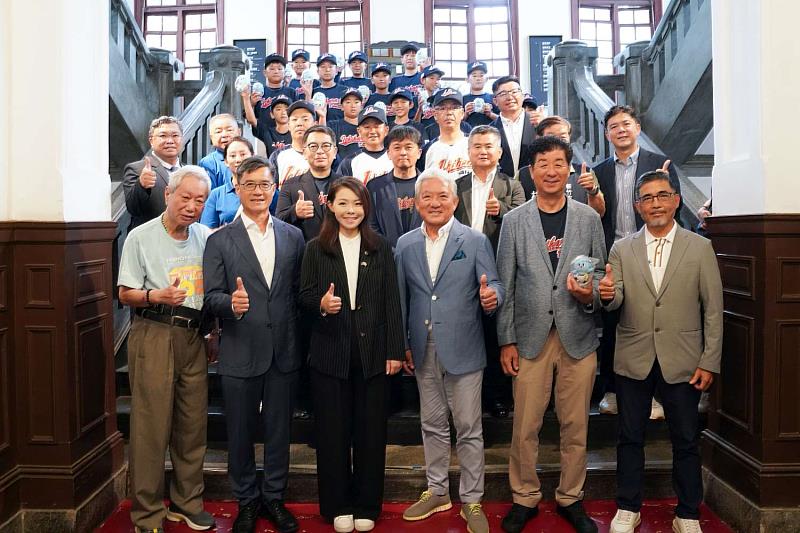 與會長官、貴賓及少棒隊選手合影留念。