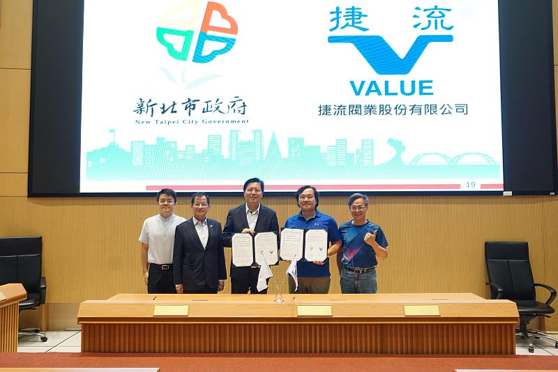 朱副市長與捷流閥業股份有限公司防災企業簽署。