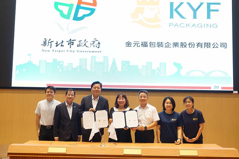 朱副市長與消防局局長、金元福包裝企業工業股份有限公司合照。