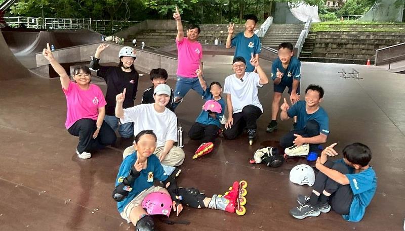 修緣育幼院競技直排輪孩子們與國手王韋傑快樂交流。