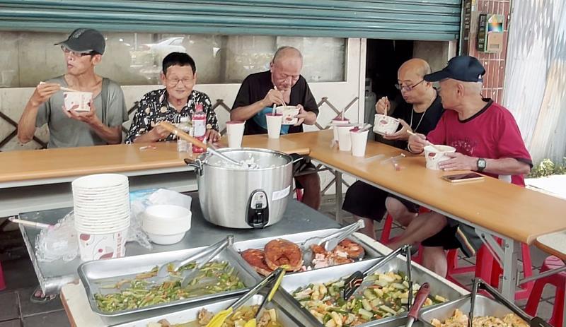長輩們開心地正在享用孩子們的美味午餐。