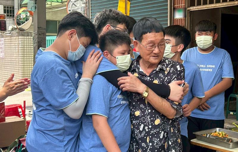 長輩感動著孩子們今日清掃服務及關懷陪伴，孩子們也回饋真摯溫暖的擁抱。