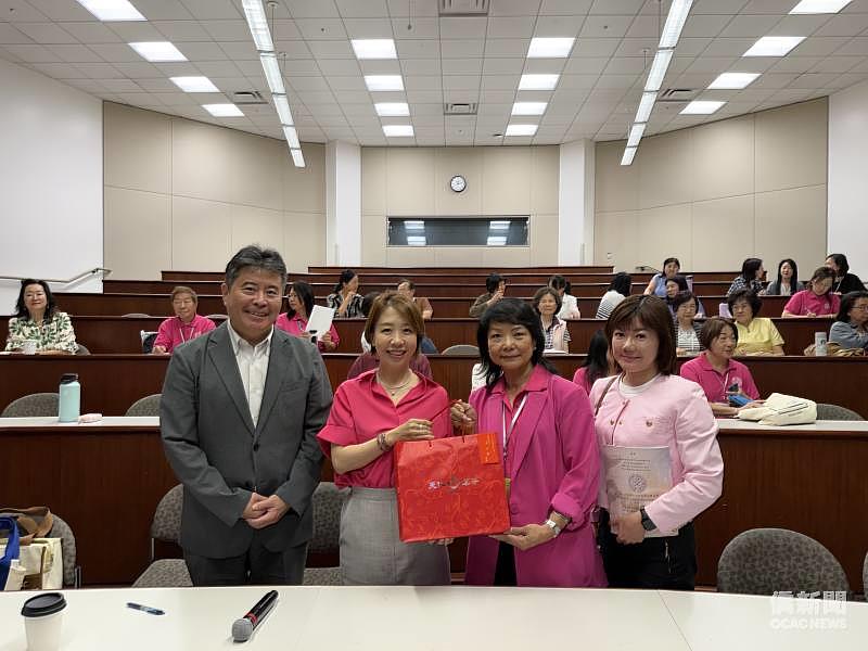 李姸慧致贈禮品予南加州中文學校聯合會第50屆會長劉玉𤧞（右2）。