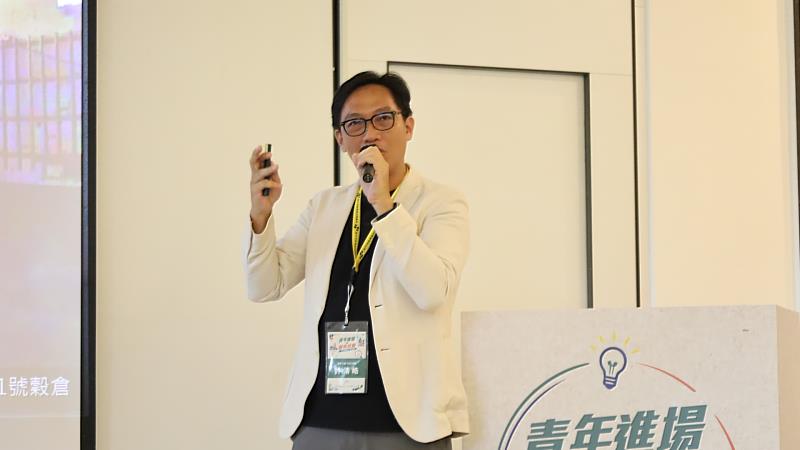 富興工廠1962許清皓總監進行專題演講。