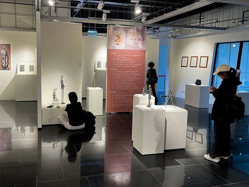 參與者放慢腳步,以不同於平時的方式感受藝術,現場氣氛溫馨而專注。