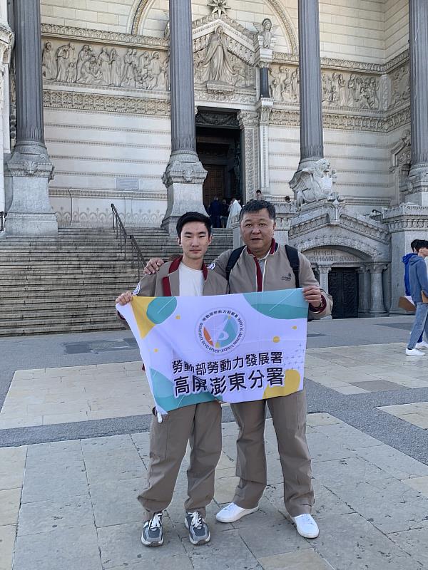 高分署郭耿華分署長(右)與呂臣勳(左)於法國里昂參加第47屆國際技能競賽。
