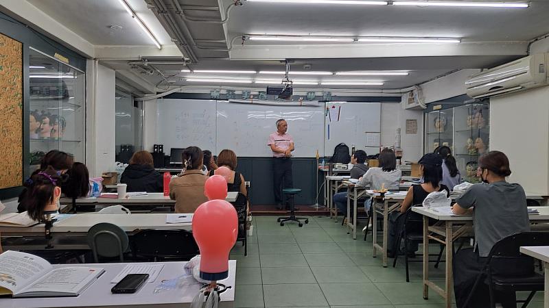 新住民「快速剪燙染造型培訓就業班」上課情形。