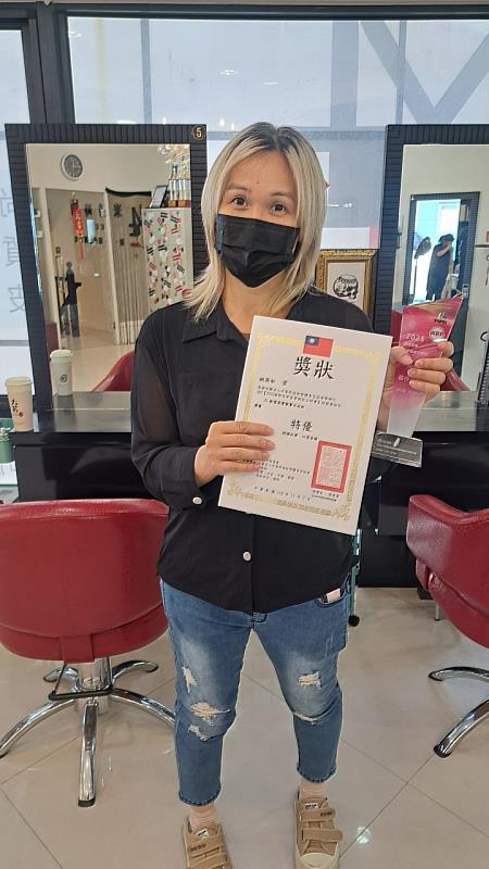 燕如挑戰國際美學競賽，榮獲創意染髮組「特優」獎。