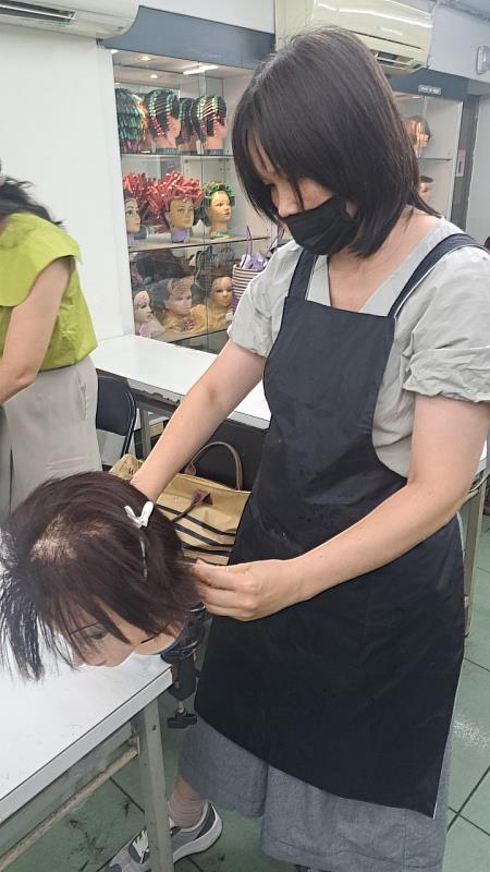 員燕如參訓期間積極學習髮藝。