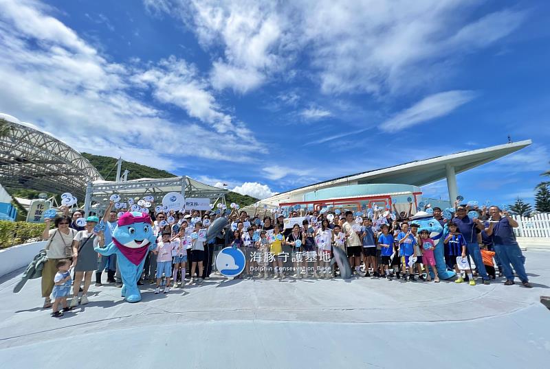 遠雄基金會邀請花蓮新城國小百名師生及家長,前往遠雄海洋公園,體驗正式啟用的「海豚守護基地」,了解海洋保育的重要性。