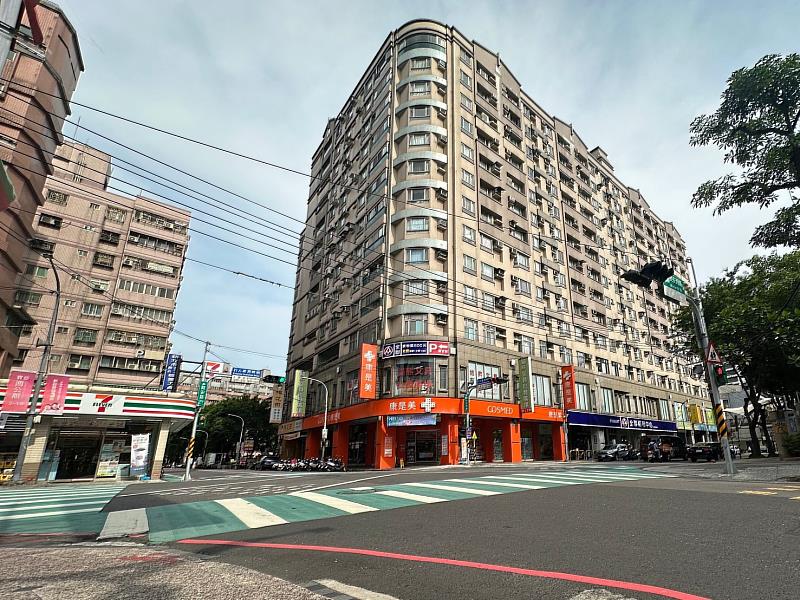 民安西路一帶屬於新莊傳統生活街區,區內住宅屋齡普遍落在40至50年,人口密度高、商業活動頻繁。