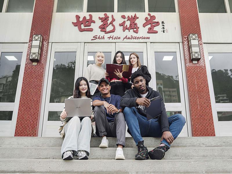 世新大學管理學院整合6系專業,將AI、數據分析、實作教學、產學合作與國際交流帶進課堂。(世新大學提供)