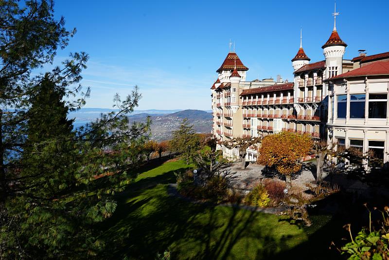 瑞士旅館管理大學由百年歷史建築Caux Palace改制而成,提供貼近國際餐旅產業的沉浸式學習環境。(世新大學提供)