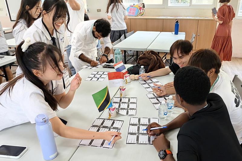 鹿港高中學生與國際學生熱情參與九宮格破冰遊戲。
