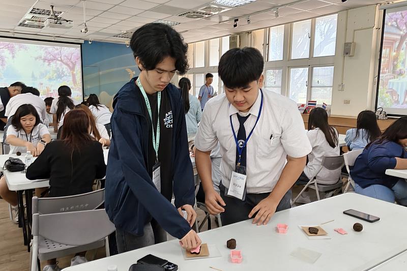 鹿港高中學生協助國際學生製作羅拈香手作。