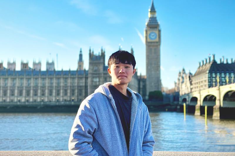 周慕喬在校期間曾獲教育部學海飛颺獎學金及中金院海外微留學獎學金，赴英國西英格蘭大學交流學習。（圖／中金院提供）