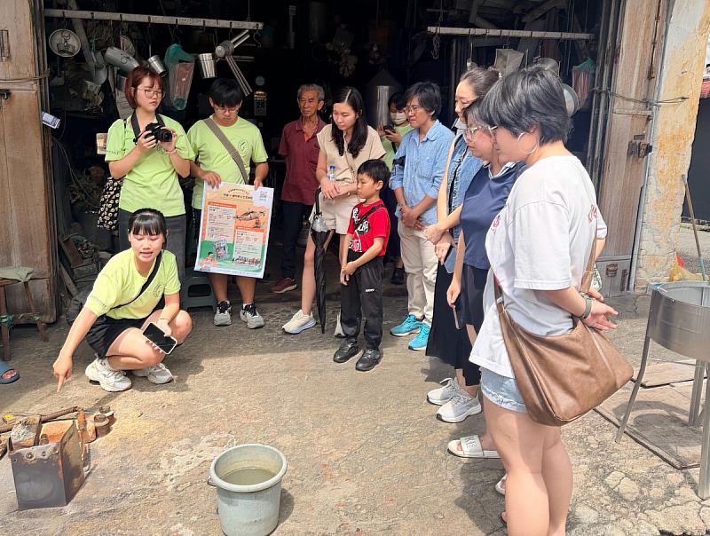 帶領當地民眾及遊客進行傳統工藝職人文化導覽。