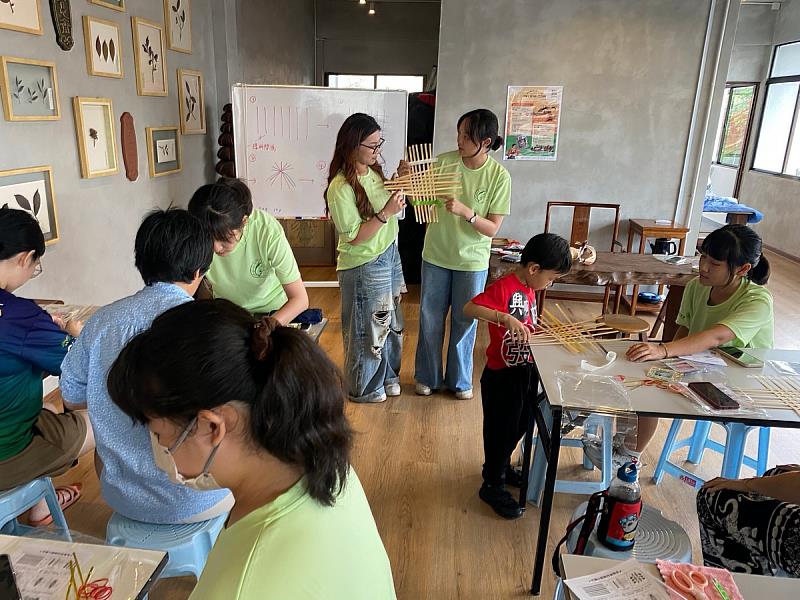 帶領怡保民眾及遊客進行地方傳統工藝DIY工作坊。