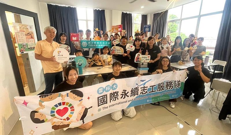與當地P LAB於怡保合辦成果展並與參與民眾合影。