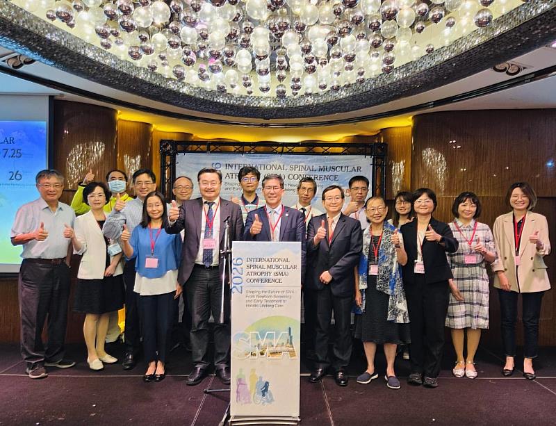 SMA國際研討會開幕日國內外與會貴賓大合照，高醫陳建志董事長（第1排左3）與前國民健康署署長暨奇美醫院小兒科林秀娟講座教授（第1排右2）都特別蒞臨參加。