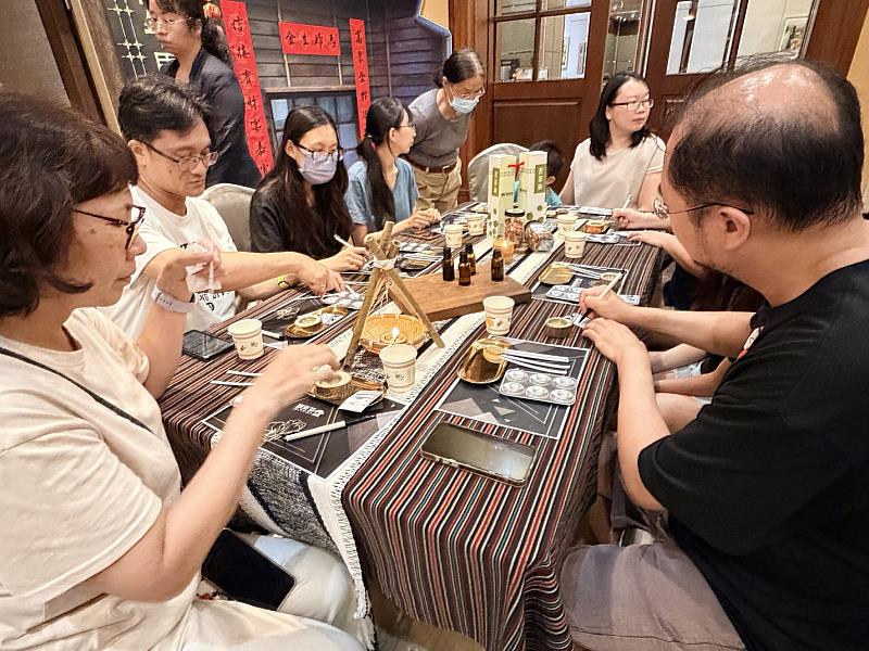 住宿旅客及民眾一同體驗茶山部落限定香氛蠟燭DIY,參與熱絡。
