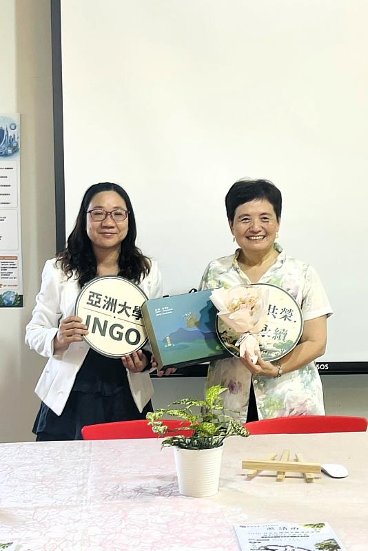 兩位新舊管理人交接,左為王月鶯老師、右為廖淑娟老師。