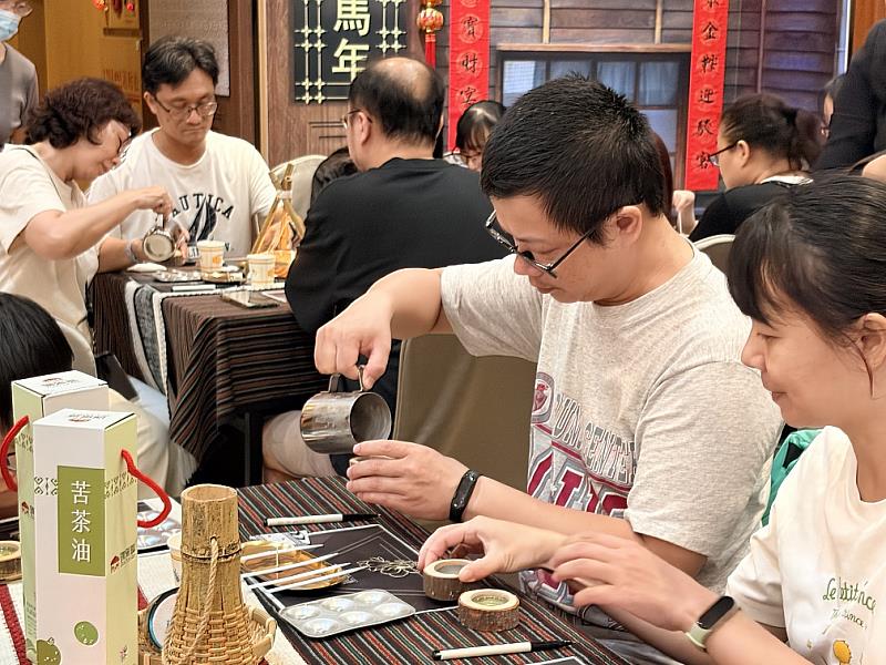 茶山部落四款限定香氛蠟燭DIY,住宿旅客自製專屬於自己的香氛蠟燭。