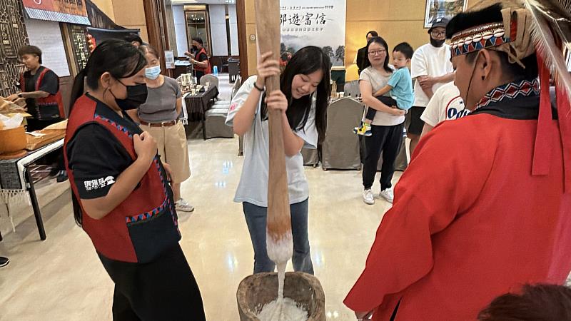 長榮大學觀餐系及經管博士班學生一同參與「鄒遊富信」鄒族文化體驗活動。