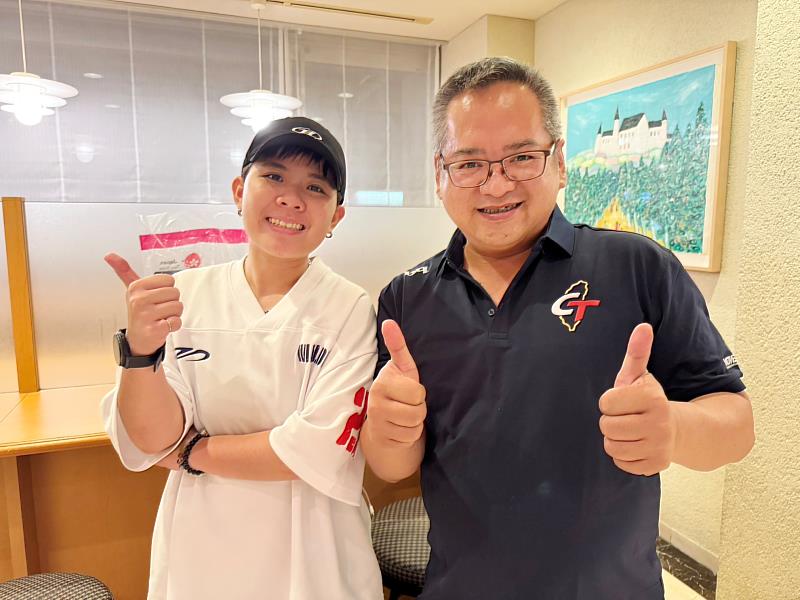 中山醫大營養系校友、運動營養師戴岑樺（左）響應母校USR計畫，自費隨隊赴日提供營養照護。