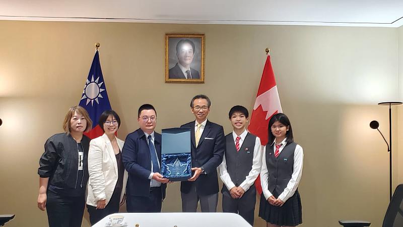 臺加教育攜手深化國際教育交流。左至右為UIA台灣代表處教育總監邱愉湘、數位實中研發處主任張惠明、UIA校董 Johnson Kuang、梁毅鵬處長、數位實中學生謝致均、簡于曦。