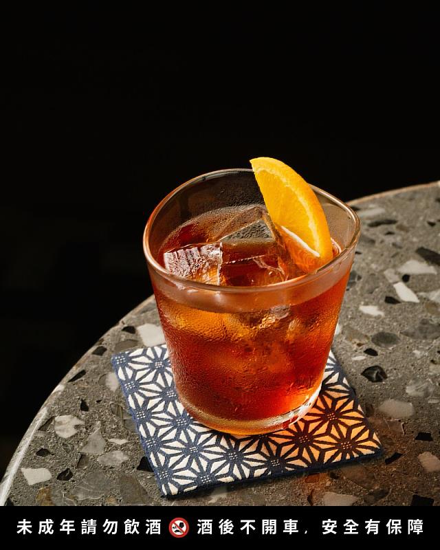 經典調酒Negroni永遠不敗。一杯Negroni,苦甜平衡的靈魂,陪伴你度過漫漫夏夜裡的每一個Chill時刻。