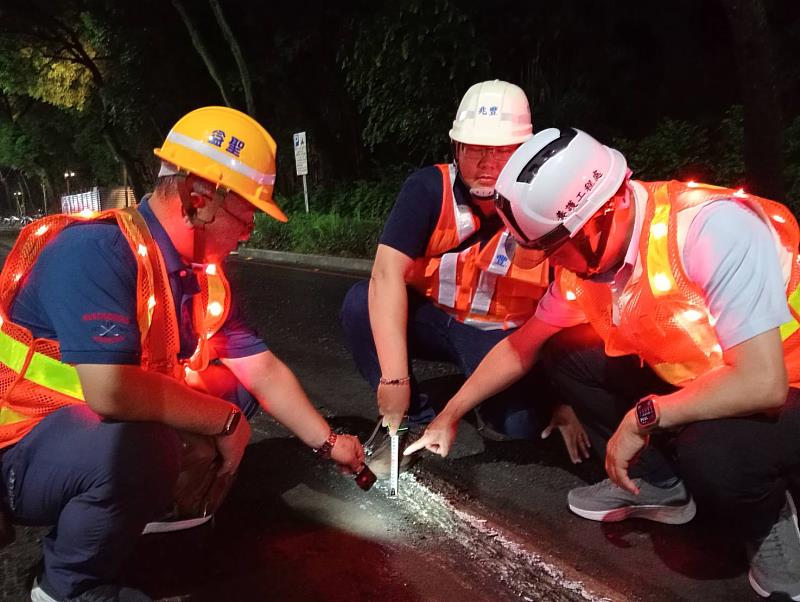養工處長李吳喜深夜視察光復路二段道路刨鋪工程。