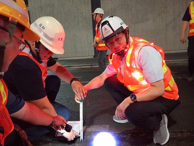 養工處長李吳喜深夜視察光復路二段道路刨鋪工程。