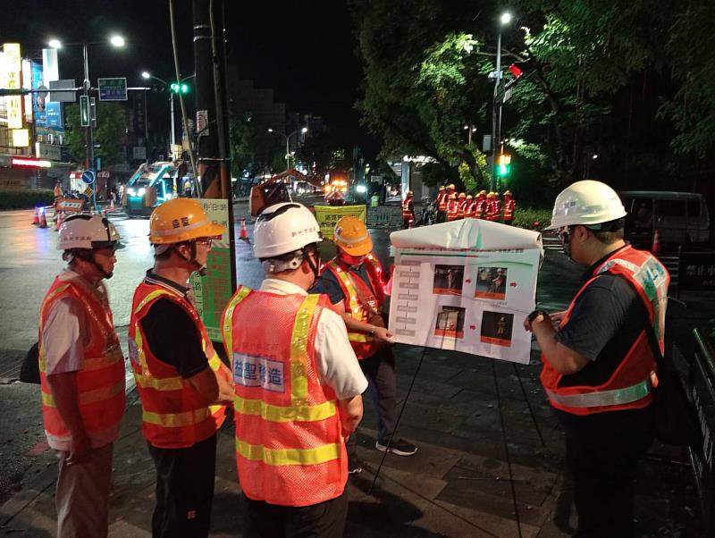 養工處長李吳喜深夜視察光復路二段道路刨鋪工程。