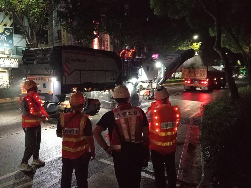養工處長李吳喜深夜視察光復路二段道路刨鋪工程。