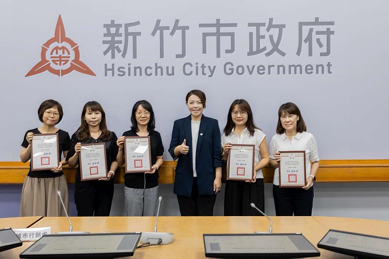 市長高虹安頒獎予財政處。