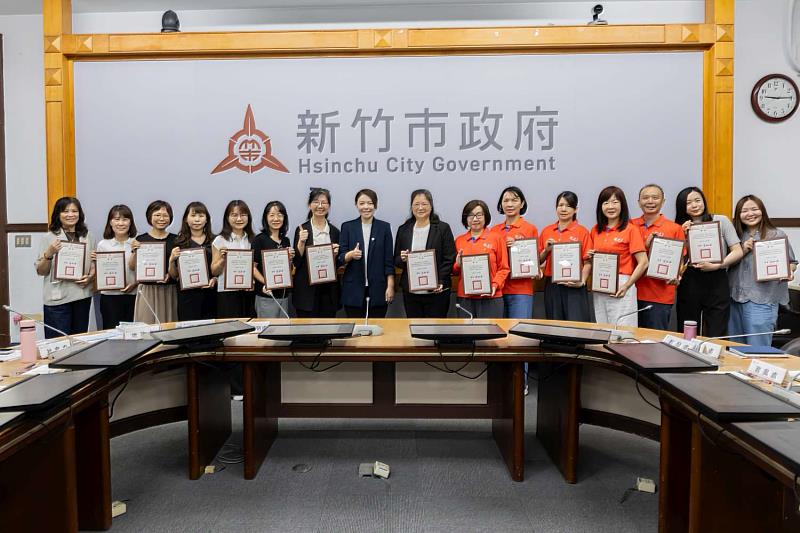 竹市達成零負債！高虹安市長表揚市府團隊攜手完成百億減債里程碑