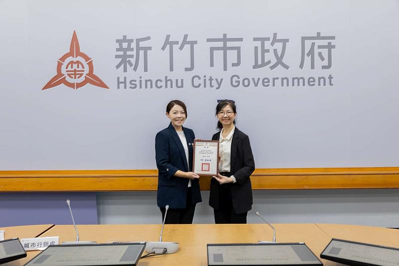.市長高虹安頒獎予秘書長張治祥。