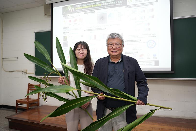 中興大學森林學系王升陽教授（右）與博士後研究員徐驀蓉（左）。